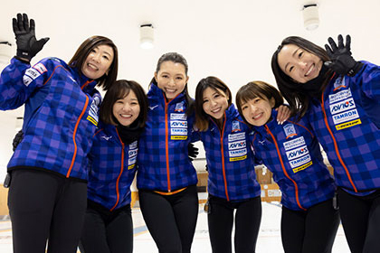 NTT ExCパートナー協賛チーム『ロコ・ソラーレ』のメンバーが微笑んでいる写真です