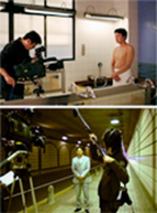 上下に2分割された撮影現場の画像、上：公衆浴場で上半身裸の男性をTVカメラを持ったカメラマンが撮影している様子、下：ガード下の歩道で男性をブームマイクを持った撮影スタッフ、TVカメラで撮影をしている様子
